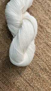 Hilos de lino 100% naturales hechos a medida adecuados para teñir disponibles en madejas de 100 gramos para tiendas de hilo y fibra para reventa - Product Image 3