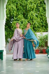 Robe Dupatta en soie Vichitra riche en sequins, broderie multi-fils Zari, costume VISHNU K DESIGNS LW-9299, manches 3/4, toutes saisons - Product Image 5