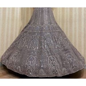 Conjunto de Lehenga nupcial Premium con intrincados patrones de lentejuelas bordadas y acentos Zari para exportación y pedidos a granel - Product Image 6