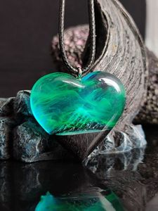 2024 venta al por mayor creativo hecho a mano que brilla en el cielo azul oscuro nubes resina collar luminoso para mujeres - Product Image 3