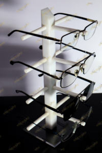 Pour un nouveau présentoir à tige tournante de 6 pieds utilisé dans les magasins d'optique pour présenter des produits de luxe pour lunettes - Product Image 4