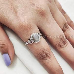 Bague pour femme en argent sterling 925, pierre de lune grise naturelle, pierre de naissance de juin, petite bague bohème, bijoux faits à la main pour Noël - Product Image 4