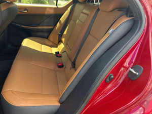 IS 300 d'occasion 2023, faible kilométrage, transmission automatique, sièges en cuir, tout en parfait état, prêt à être expédié. - Product Image 3