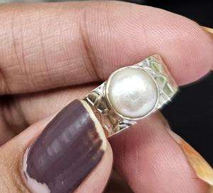 Bague de déclaration romantique Boho en argent sterling 925 serti de lunette en perles naturelles faites à la main pour les mariages ou les fêtes - Product Image 4