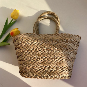 Bolso de mano hecho a mano de hierba de juncia natural abierto ecológico hermoso diseño de flores dos asas perfectamente alineadas siguiendo lo último - Product Image 3