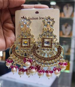 ต่างหูแบบอินเดียโบราณทันสมัย ชุบทอง ประดับเพชรซิร์คอน พร้อมดอกไม้ประดับมุกเทียม สำหรับผู้หญิงและเด็กผู้หญิงในงานแต่งงาน - Product Image 6