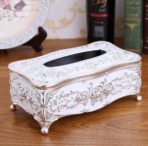 Une boîte à mouchoirs rectangulaire en métal maillé doré, ornée de roses et de feuilles dorées décoratives - Product Image 5