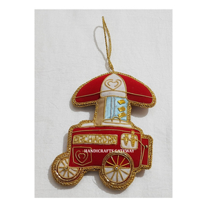 Ornement de Noël suspendu en forme de véhicule de restauration de rue, de couleur rouge, avec un design unique et magnifique, broderie zari, pour la décoration - Product Image 1