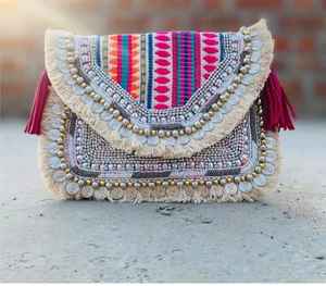 Pochette bohème à perles avec broderie florale et accents cauri sac de soirée noir artisanal avec pompons et franges - Product Image 2