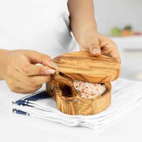 Salière ovale artisanale en bois d'olivier tunisien, style rustique vintage méditerranéen, avec couvercle pivotant, sculptée à la main, de qualité supérieure.