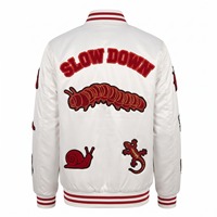 Blouson Bomber en Satin Personnalisé pour Homme Blanc avec Patch Chenille Caterpillar Rouge et Doublure Sublimée Logo Personnalisé OEM