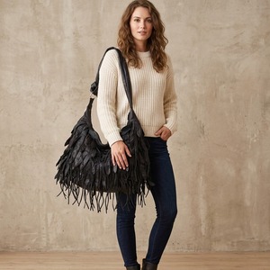 Bolso de Hombro Ando Bag de Cuero Negro con Flecos para Mujer, con Detalle de Hoja y Cierre de Cremallera - Product Image 1
