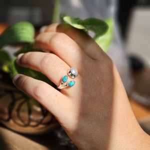 Anillo de Plata Ajustable con Perla Turquesa Tres Piedras Preciosas Peso Ligero para Bodas y Fiestas - Product Image 1