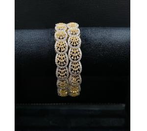 Juego de Cuatro Brazaletes de Diseño Clásico, Calidad Premium, Tono Dorado, con Piedras de Circonita Cúbica, para Bodas y Fiestas, para Mujeres y Niñas - Product Image 1