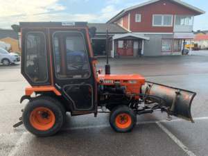 Tracteur agricole à roues Kubota B7100 35 CV avec composants essentiels : moteur, pompe à engrenages, boîte de vitesses pour les exploitations agricoles - Product Image 2