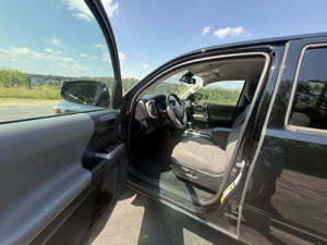 Véhicule d'occasion 2023 SR5 V6, conduite à gauche, faible kilométrage, transmission automatique, sièges en cuir, tout en parfait état, prêt à être expédié. - Product Image 3