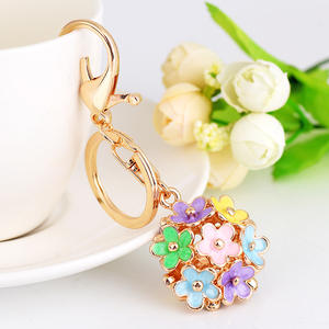 Luxuriöser Vintage-Gänseblümchen-Schlüsselanhänger 3D-Metall mit Emaille-Druck, Strass-Taschenanhänger, Weihnachtsgeschenk für Damen - Product Image 4