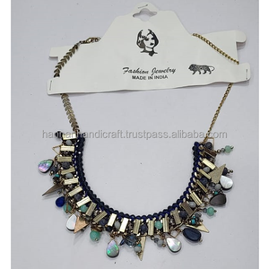 Collar de Resina Cristalina con Remolinos Coloridos, Joyería Artística Única para Looks Audaces y Modernos - Product Image 5