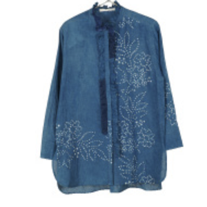 Chemise en lin AMBER 53 avec imprimé floral brodé, bleu indigo doux avec une belle décoration brodée - Product Image 1