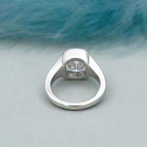 Bague de fiançailles pour femme en diamant de laboratoire taille coussin style Old Mine, certifiée IGI avec sertissage clos - Product Image 4