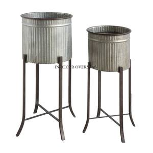 Vente en gros de pot de fleur et jardinière de créateur à texture fantaisie antique de forme ronde en métal galvanisé avec support de couleur noire - Product Image 1