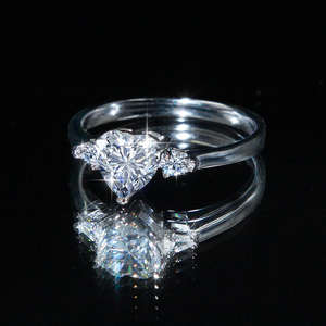 Bague de fiançailles romantique en argent sterling S925 avec trois pierres en moissanite couleur D VVS 1 carat, cadeau tendance pour la Saint-Valentin pour femme - Product Image 4