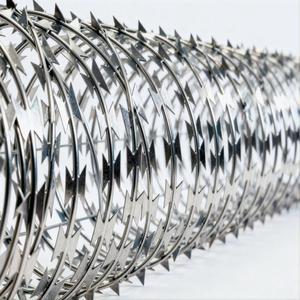 Fil barbelé à lames tranchantes, fil de sécurité antirouille haute résistance, bobine de fil de clôture anti-intrusion pour <span class=keywords><strong>la</strong></span> <span class=keywords><strong>défense</strong></span> de <span class=keywords><strong>la</strong></span> propriété résidentielle - Product Image 1