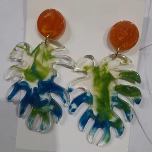 Boucles d'oreilles de qualité supérieure en résine de couleur personnalisée, polies et brillantes, fabriquées à la main, pour femmes d'Inde. - Product Image 5