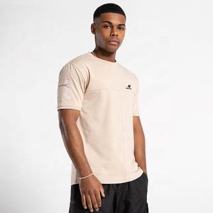 เสื้อยืดผู้ชายสีเบจพร้อมกระเป๋าแขนสไตล์สำหรับฤดูร้อนและสวมใส่หมี - Product Image 1