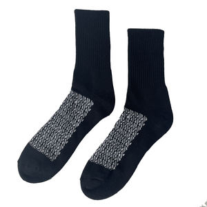 Chaussettes athlétiques de haute qualité pour hommes Design personnalisé Couleur contrastée Respirant et confortable avec broderie de logo en bas - Product Image 3
