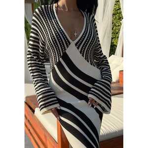 Robe col en V 2846 à rayures diagonales, taille naturelle, lavable - Product Image 1