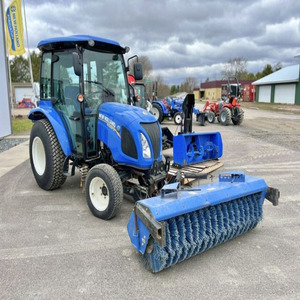 Tracteur utilitaire compact New Hollandds Boomer 37, 37 CV, 4 roues motrices, transmission hydrostatique, chargeur frontal, tracteur agricole diesel - Product Image 1
