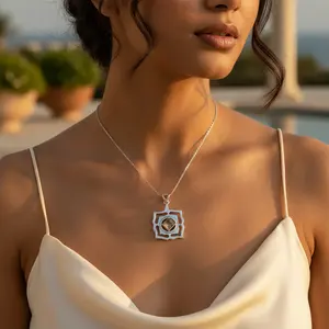 Colgante de Plata de Ley 925 con Piedras Preciosas para Mujer, Perla Tallada en Oro Rosa y Esmeralda Hecha a Mano para Uso Diario y Regalos - Product Image 1