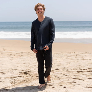 Camiseta de Manga Larga para Hombre, Cuello en V, 100% Algodón Orgánico de Lujo, Color Azul Marino, Preencogida, Certificada por GOTS, Premium, Transpirable - Product Image 4