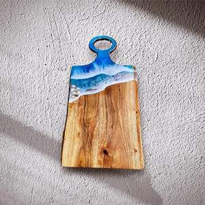 Planche à découper en résine faite à la main montrant un ruisseau de rivière translucide sur un socle en bois idéal pour la cuisine moderne et la présentation des aliments - Product Image 4