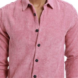 Elegante camisa de pana para hombre con bolsillos en el pecho Un giro de moda en el clásico botón hacia abajo para un aspecto relajado - Product Image 6