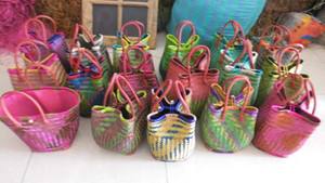 Panier de courses surdimensionné en raphia coloré de Madagascar, sac de plage en paille naturelle avec poignées en cuir et fermeture à cordon - Product Image 4