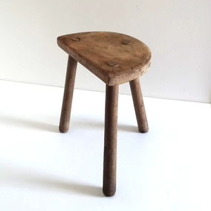 Elegante taburete de madera creado para un uso versátil en salas de estar, comedores y patios que proporcionan encanto decorativo - Product Image 1