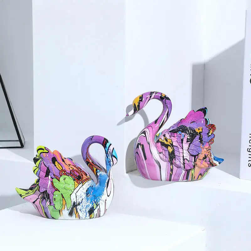 Estatuas de animales de resina multicolor ODM, hermosos adornos de cisne de transferencia de agua, regalos y artesanías de resina coloridos