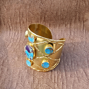 Pulsera de Diseño con Turquesa de Cobre de Mohave, Latón Macizo Chapado en Oro de 18k, Estilo Boho, Banda Ancha para Mujer - Product Image 5
