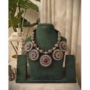 Collar Tribal Tales Aditi, Diseño de Flor y Mariposa Oxidada, Forma de Número, Cuentas Étnicas Religiosas, Diamantes, Perlas, Aleación de Zinc - Product Image 1