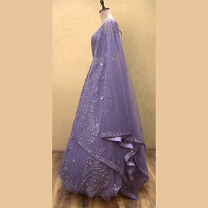 Vestido de red suave de lavanda de diseñador con bordado de lentejuelas hecho a mano Ropa de fiesta Premium para ocasiones especiales a granel - Product Image 4