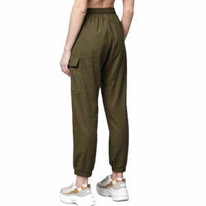 Pantalon de jogging léger à coupe étroite et fuselé pour femmes en coton et élasthanne avec logo personnalisé noir avec poches - Product Image 6