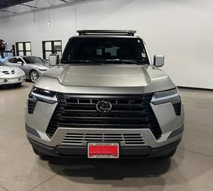 เล็กซัส GX 550 พรีเมียม AWD ปี 2024 สีเงินเมทัลลิก รถมือสอง พวงมาลัยซ้าย หลังคาซันรูฟ สตาร์ทจากระยะไกล เบาะหนัง เกียร์อัตโนมัติ - Product Image 1