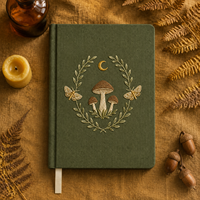 Carnet personnalisé brodé LABON, couverture rigide en lin vert forêt, motif champignon, papillon, couronne, croissant de lune doré, papier de fin de page botanique