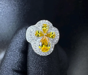 แหวนดีไซน์ดอกไม้ประดับเพชรโมอิสซาไนต์สีเหลืองหรูหรา ทำจากเงินแท้ 925 แหวนโดดเด่นระยิบระยับสำหรับผู้หญิง - Product Image 1