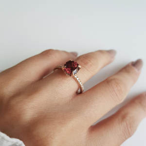 แหวนหมั้นและแต่งงานทองคำแท้ 14K ประดับด้วยทัวร์มาลีนสีชมพูธรรมชาติ ดีไซน์หรูหราสำหรับทั้งชายและหญิง พร้อมเพชร 2 กะรัต - Product Image 3