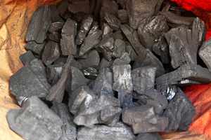Charbon de bois de chêne de qualité supérieure, 100 % bois dur activé, briquettes de charbon noir pour grillades et usage industriel - Product Image 4