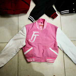 Veste universitaire en tricot d'hiver pour femmes, broderie matelassée sur le devant, manches longues, bouton, coupe courte, veste de baseball décontractée, streetwear, 100% - Product Image 6