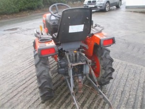 Tractor de Jardín Kubota B1220 de 22 HP, Tracción en 2 Ruedas, Caja de Cambios de Engranajes, Tractor Agrícola Compacto de Color Rojo, Fácil de Operar - Product Image 2